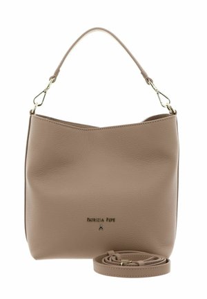 Sac à main en cuir taupe avec dessus incurvé, une poignée unique, bandoulière amovible et logo "Patrizia Pepe" sur le devant.