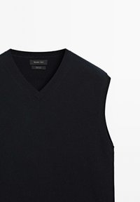 Maglione senza maniche in cotone nero, con una trama a coste e scollatura a V, con un'etichetta con il logo "Massimo Dutti" contenente le istruzioni per la cura.