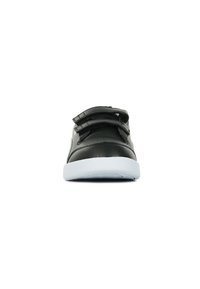 Sneaker nera in pelle con due strisce in Velcro, suola in gomma bianca, punta tonda e piccole perforazioni sui lati per la ventilazione.