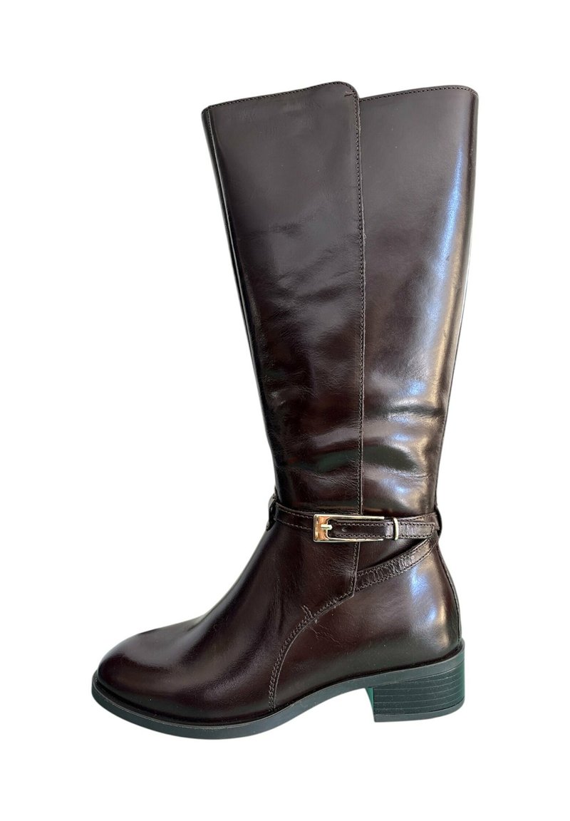 Stivale marrone in pelle alta fino al ginocchio con una finitura liscia, tacco piatto e una fascia decorativa con dettaglio in fibbia metallica.