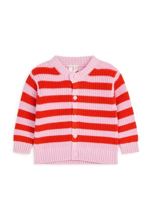 Cardigan en tricot pour enfant avec des rayures horizontales rouges et roses, manches longues, boutons sur le devant, et poignets et bas en côte.