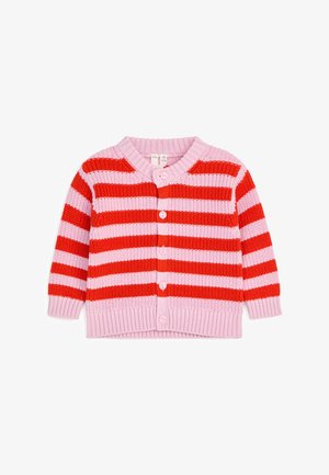 Cardigan en tricot pour enfant avec des rayures horizontales rouges et roses, manches longues, boutons sur le devant, et poignets et bas en côte.