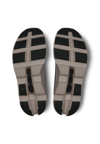 On CLOUDMONSTER - Scarpe da corsa su strada - cinder   fog