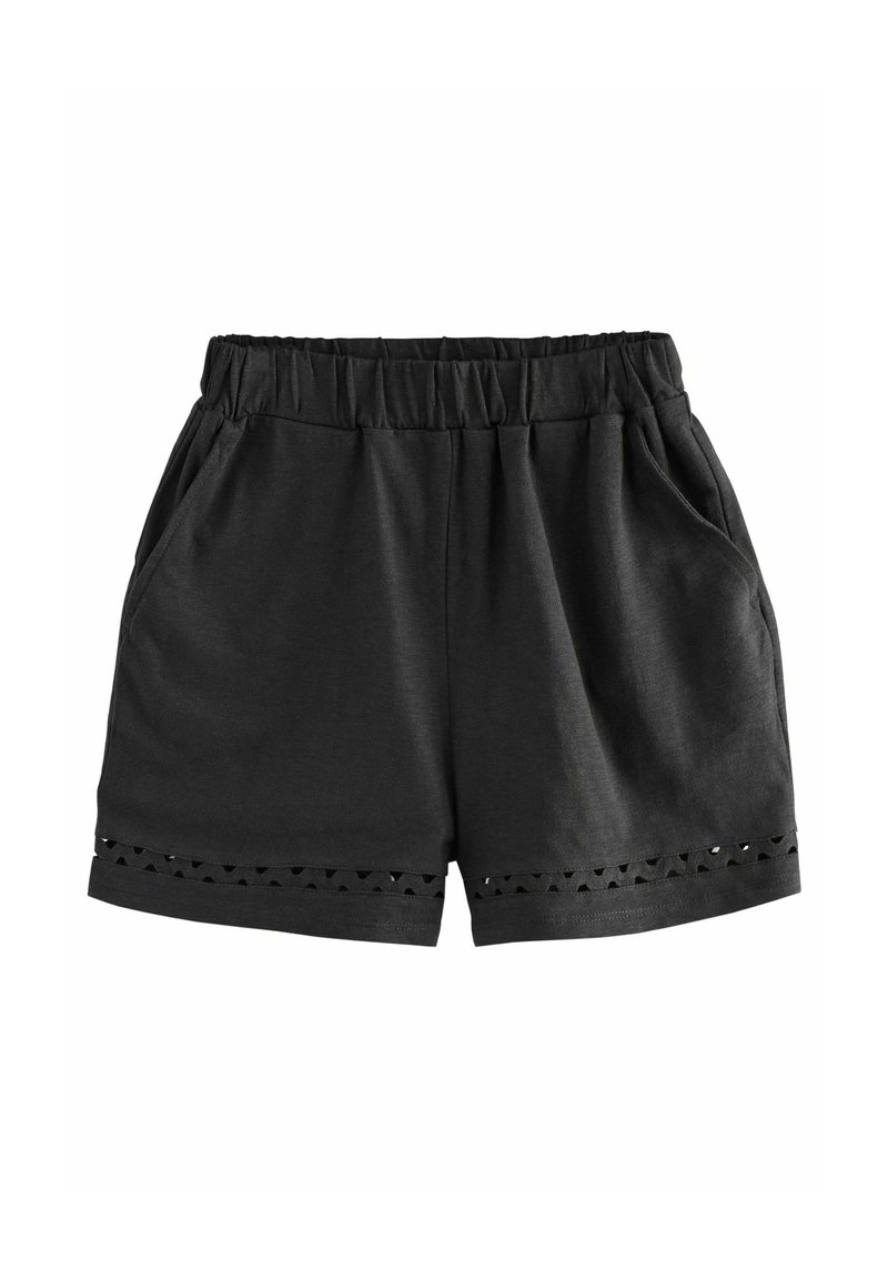 Shorts noirs à taille élastique avec poches latérales et un motif décoratif ajouré près de l'ourlet.