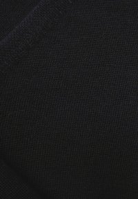 Tissu tricoté marine avec une texture fine, présentant un motif côtelé subtil, doux et lisse au toucher.