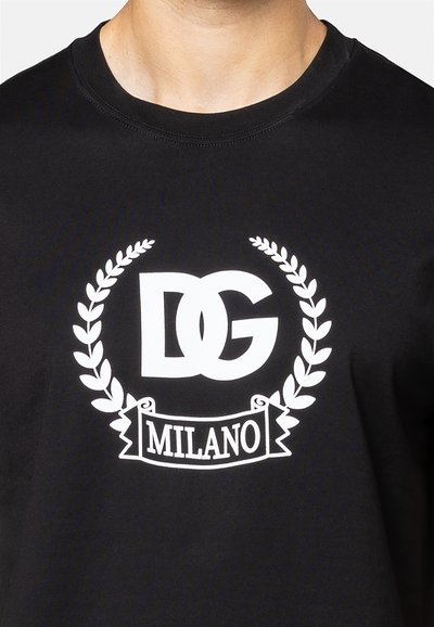 Zwarte katoenen t-shirt met witte "DG MILANO" logo binnen een laurierkrans ontwerp. Ronde halslijn, korte mouwen, een gladde textuur.