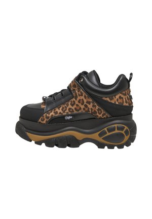 Stevige zwart-bruine platform sneaker met luipaardprintpanelen, dikke geribbelde zool en vetersluiting aan de voorkant.