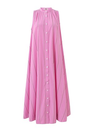 Mouwloze lange roze jurk met verticale witte strepen, een opstaande kraag en een rij witte knopen aan de voorkant.