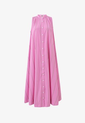 Robe longue rose sans manches avec des rayures blanches verticales, un col montant et une rangée de boutons blancs sur le devant.