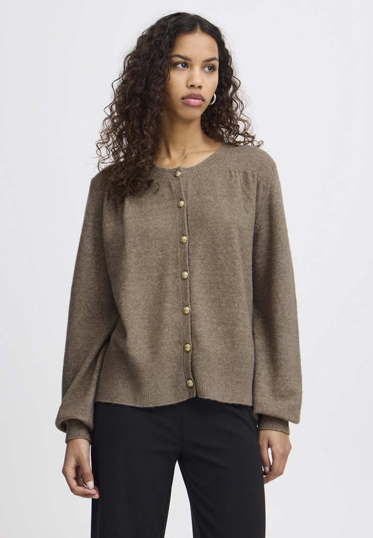 Brauner Strickcardigan mit Rundhalsausschnitt, langen Ärmeln und einer durchgehenden Knopfleiste mit goldfarbenen Knöpfen. Weicher Stoff und lockere Passform.