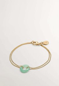 Pulsera de cadena dorada con un centro de piedra circular translúcida en color verde menta, dos delicadas cadenas y un cierre de langosta.