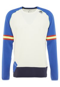 Męska koszula z długim rękawem w kolorze białym i niebieskim, z fakturowanymi rękawami, żółtymi akcentami oraz czerwono-zielonym paskowanym wzorem na ramionach. Szczegół z tkaniny Dri-FIT.