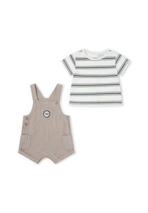 Peto corto beige con botones y bolsillos, combinado con una camisa blanca de manga corta con rayas horizontales azul marino para un bebé.