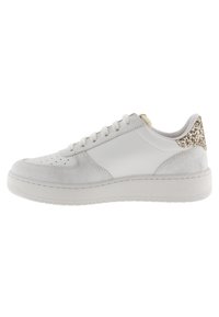 Sneaker bianca con tomaia in pelle texturizzata, punta rotonda, lacci piatti e un accento glitterato sul tallone. Suola in gomma leggera.