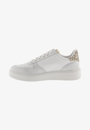 Witte sneaker met een gestructureerde leren bovenkant, ronde neus, platte veters en een glinsterende accent aan de hiel. Lichtgewicht rubberen zool.
