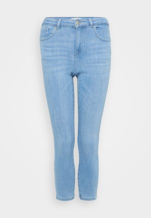 Svetlo modré riflové nohavice so slim fit strihom, päť-pocket dizajnom, stredne vysokým pásom a mierne skrátenou dĺžkou nad členkami.