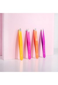 Sett med fire pinsetter i gul, oransje, rosa og lilla. Laget av metall med belagte håndtak. Hver har et annet tuppdesign.