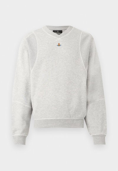 Ανοιχτό γκρι φούτερ με στρογγυλή λαιμόκοψη, ριμπ μανσέτες και τελείωμα, με ένα μικρό πολύχρωμο λογότυπο σφαίρας τοποθετημένο κάτω από το λαιμό.