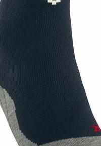 Dunkelblaue Socke mit strukturiertem Strick, mit einer hellgrauen Ferse und Spitze. Rotes Logodetail nahe dem Bund.