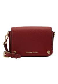 Borsa a tracolla in pelle rossa con finitura a pietre, hardware dorato, chiusura a pattina, tracolla regolabile e logo impresso sul davanti.