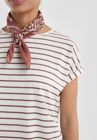 Top a maniche corte a righe in off-white con linee orizzontali bordeaux; presenta un foulard bordeaux annodato attorno al collo. Texture liscia.