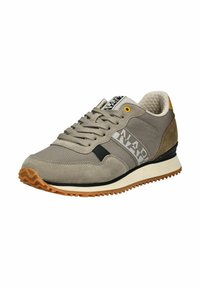 Zapatilla de color gris claro con acentos de ante, que presenta rayas negras y ojetes amarillos. Suela de goma texturizada y cuello acolchado. Diseño clásico de cordones.