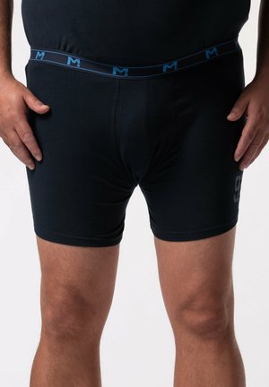 Boxer da uomo neri con una cintura blu che presenta un logo. Il tessuto è liscio ed elastico, con un design aderente e lunghezza fino a metà coscia.