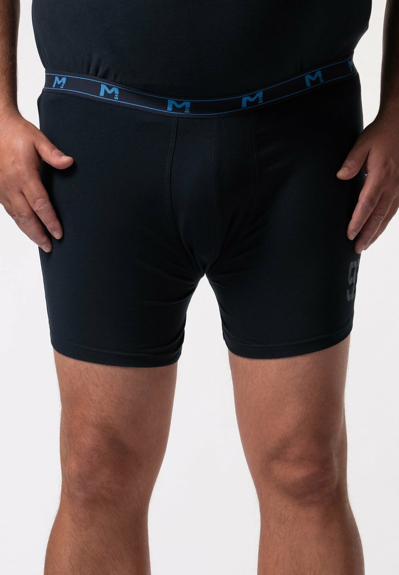 Schwarze Boxershorts mit einem blauen Bund und einem Logo. Der Stoff ist glatt und dehnbar, mit einem engen Schnitt und einer Länge bis zur Mitte des Oberschenkels.