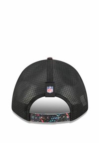 Schwarze Mesh-Snapback-Cap mit einem bunten Spritzmuster auf der Unterseite des Schirms und einem NFL-Logo-Patch auf der Rückseite.