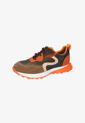Braune und orange Sneaker, die eine Mischung aus Wildleder und Stoffmaterialien aufweisen, mit strukturierten Sohlen und kontrastierenden Nähdetails.