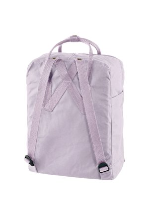 Zaino in tessuto lilla con forma quadrata, dotato di spallacci cuciti a croce e due manici superiori, texture liscia e design minimalista.