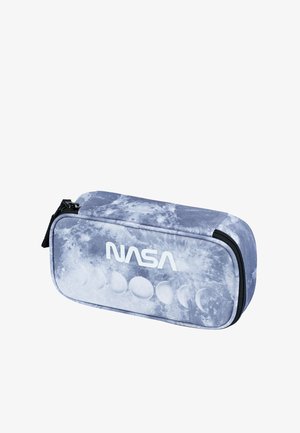 Graue Federtasche mit einem Mondphasen-Design und einem weißen NASA-Logo. Hergestellt aus Stoff mit einem Reißverschluss und rechteckiger Form.