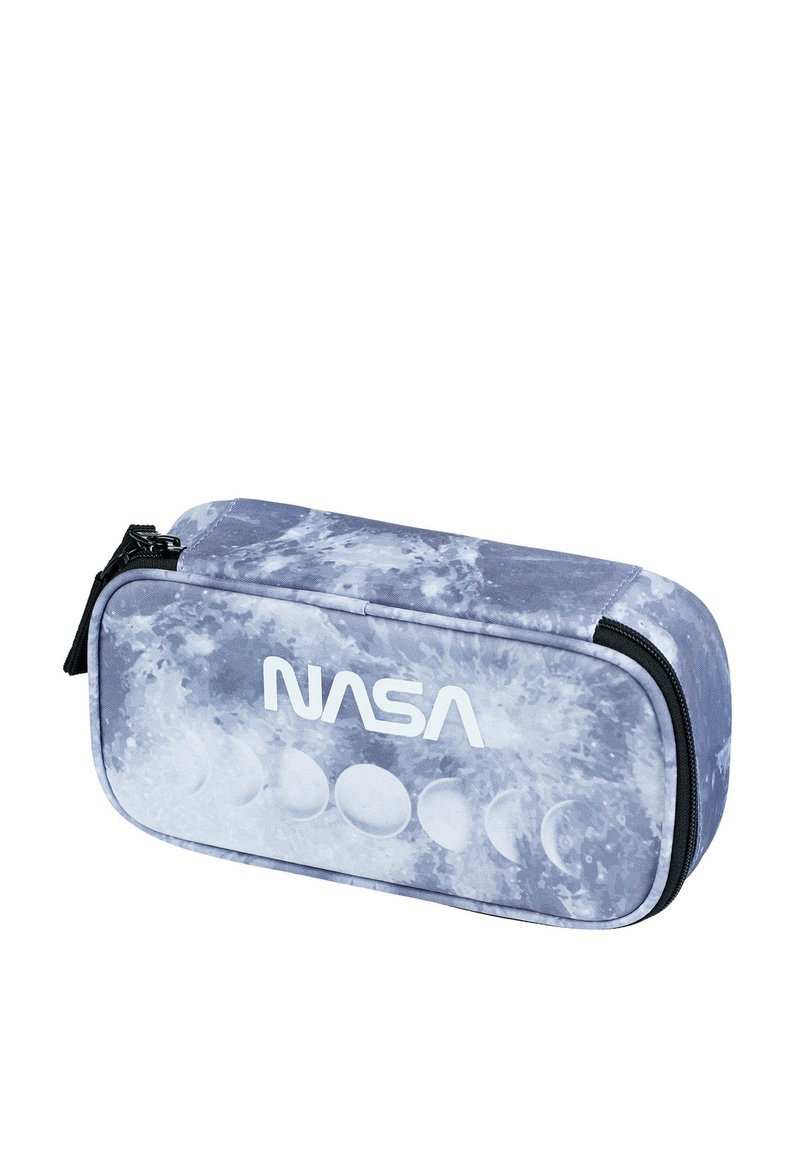 Astuccio grigio con design delle fasi lunari e logo NASA bianco. Realizzato in tessuto con chiusura a zip e forma rettangolare.