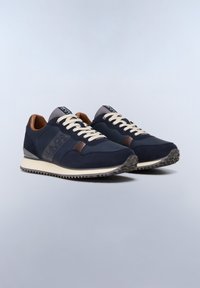 Scarpe da ginnastica blu navy con finitura in suede, lacci beige e dettagli marroni. Presentano suole decorate e un logo sul lato.