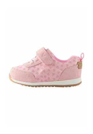 Lyserød børnesneaker med hjerte mønster, ruskindsoverlejringer, velcro rem og lys brun gummisål.