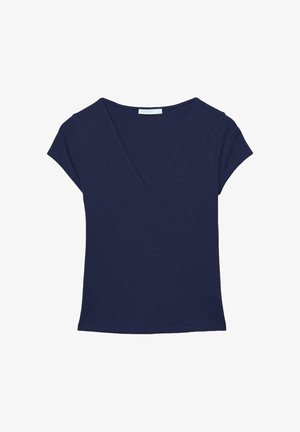 Marineblauwe blouse met korte mouwen, V-hals en licht geplooide details aan de voorkant, plat gelegd op een witte achtergrond.