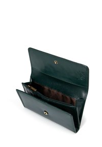 Grünes Lederportemonnaie mit Druckknopfverschluss, das mehrere Kartenfächer, ein Reißverschlussfach und eine glatte, polierte Oberfläche aufweist.