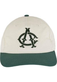 Cappellino da baseball in tessuto beige con visiera verde scuro, caratterizzato da un logo ricamato verde sul davanti e fori di ventilazione sopra.