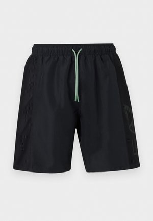 Svarte herresportsshorts med elastisk midjebånd, grønn snor og nettingpaneler på sidene med subtilt geometrisk mønster.