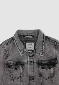 Szara kurtka dżinsowa dla dzieci z klasycznym kołnierzem, dwoma kieszeniami na piersi zapinanymi na guziki oraz subtelną, spraną fakturą. Etykieta z napisem "Kids Collection".
