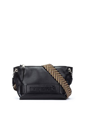 Zwarte leren crossbodytas met een brede band in chevronpatroon in bruin, beige en zwart, voorzien van een voorzak met logo en ritssluiting.