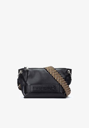Bolso bandolera de cuero negro con una correa ancha de patrón chevron en marrón, beige y negro, con un parche del logo en la parte frontal y cierre de cremallera.