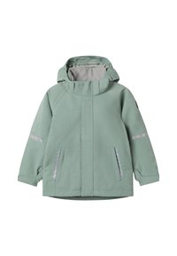 Mintvihreä takki hupulla, harmaalla vuorilla varustettuna, hopeisilla heijastavilla yksityiskohdilla hihoissa ja kahdella etutaskulla. Teksturoitu kangas, vetoketjukiinnitys.