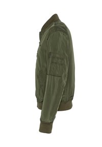 Giubbotto bomber verde oliva, materiale in nylon, colletto e polsini a costine, chiusura frontale con zip, tasca sulla manica sinistra, texture liscia.
