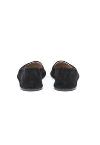 Ballerine in camoscio nero con suola in gomma a profilo basso, punta arrotondata e rivestimento interno morbido. Design minimalista senza hardware visibile.
