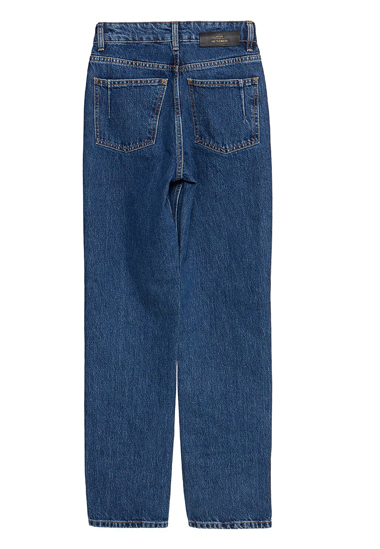 Niebieskie dżinsy o prostym kroju, z pięcioma kieszeniami, szlufkami na pasek oraz skórzaną metką na tylnej części pasa.
