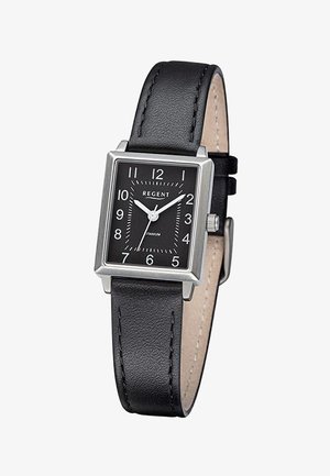 Montre-bracelet à bracelet en cuir noir avec boîtier rectangulaire en argent, cadran noir, chiffres blancs, et aiguilles des heures, des minutes et des secondes.