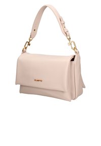 Sac à main en cuir rose pâle avec une forme structurée, accents en matériel doré et une bandoulière amovible. Présente un design à rabat.