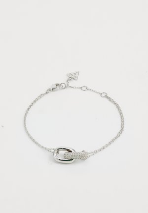 Zilveren schakelarmband met een sluiting met een ovale schakel en een gegroefd cirkelaccent, versierd met kleine heldere stenen.