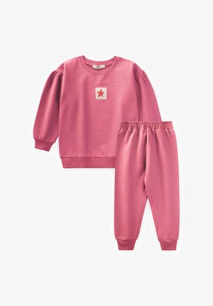 Zweiteiliges Set für Kinder, bestehend aus einem pinkfarbenen Sweatshirt und Jogginghosen mit elastischem Bund, mit gepufften Ärmeln und einem roten Sternpatch auf der Brust.